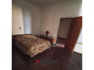 Casa · 80m² · 2 Ambientes · 2 Cocheras · Venta Casa Dos Dorm. /garage Acepta Permuta Retasada!