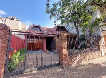 Casa · 250m² · 4 Ambientes · 3 Cocheras · Importante Chalet en Alquiler en Villa Sarmiento