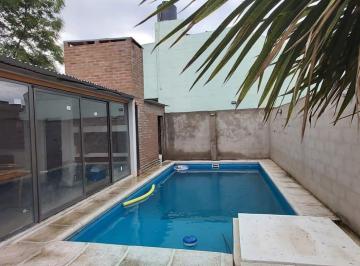 Casa · 142m² · 8 Ambientes · 1 Cochera · Casa en Venta de 2 Dorm. C/ Cochera en Los Olmos