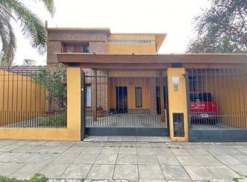 Casa · 180m² · 4 Ambientes · 3 Cocheras · Casa - 4 Ambientes - Merlo