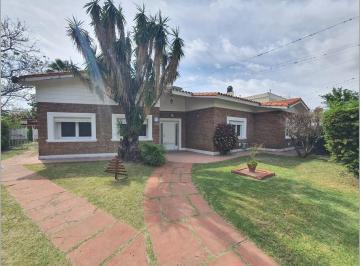 Casa · 214m² · 4 Ambientes · 1 Cochera · Casa en Venta - 3 Dorm. - Alberdi Río - Residencial - Gran Terreno
