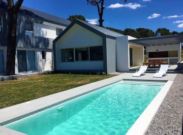 Casa · 1m² · 6 Ambientes · 1 Cochera · Casa - Pinar del Faro