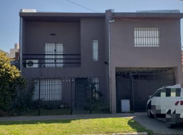 Casa de 6 ambientes, Lomas de Zamora · Cómodo Chalet de Cuatro Dorm. en Dos Plantas. Posible Permuta