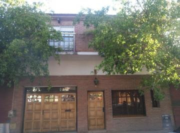 Casa · 202m² · 5 Ambientes · 2 Cocheras · Chalet en Dos Plantas en Flores Sobre Calle Lautaro