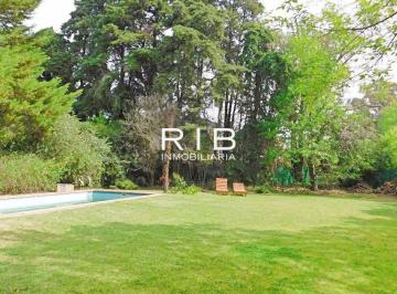 Casa de 8 ambientes, Pilar · Propiedad Sobre 1250 m² con 4 Dorm. y Amplio Jardín