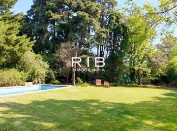 Casa Venta de 5 ambientes · Propiedad Sobre 1250 m² con 4 Dorm. y Amplio Jardín