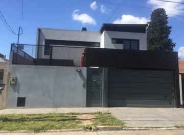 Casa · 210m² · 6 Ambientes · Excelente Propiedad! Duclout 837, Monte Grande.