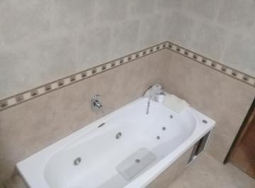 Casa de 4 ambientes, Berazategui · Casa Sobre Tres Lotes con Gran Parque y Arboleda