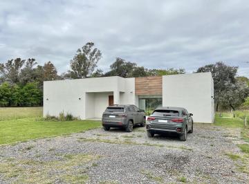 Casa · 135m² · 4 Ambientes · Divina Casa a Estrenar en El Barrio Medal Country Club, Pilar.