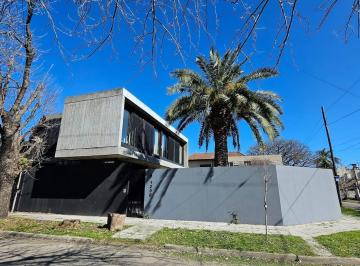 Casa · 140m² · 5 Ambientes · 2 Cocheras · Castelar Norte Casa Racionalista 100 m Sarmiento