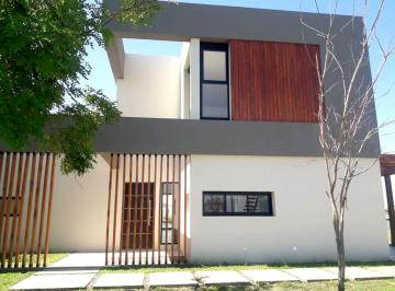 Casa · 215m² · 5 Ambientes · 2 Cocheras · Venta Casa San Sebastian Area 7 Al Agua