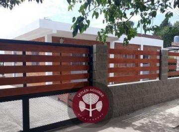 Casa · 170m² · 2 Dormitorios · 3 Cocheras · Dos Casas a m del Río, en Villa Carlos Paz