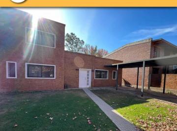 Casa · 200m² · 4 Ambientes · 2 Cocheras · Casa en Alquiler| Pje. Timbó 8880 - Aldea Fisherton