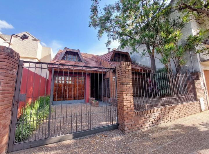 Casa · 250m² · 4 Ambientes · 3 Cocheras