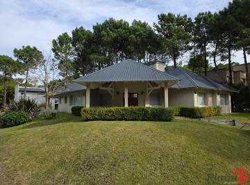 Casa · 189m² · 3 Dormitorios · 4 Cocheras · Casa en Venta - Barrio Cerrado - Calidad de Construcción