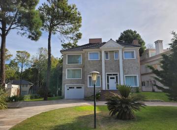Casa · 350m² · 4 Dormitorios · 1 Cochera · Casa en Venta - Zona Norte - Calidad Edilicia - a m del Mar