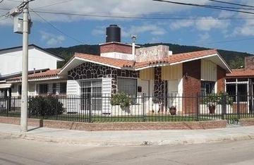 Casa · 300m² · 6 Dormitorios · 4 Cocheras · Venta - 5 Departamentos Esquina, a m de Costanera, Villa Carlos Paz