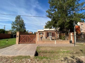 Casa · 80m² · 4 Ambientes · 1 Cochera · Alquiler Temporario Casa con Pileta en Roldan - Azurduy de Padilla 239 - 2 Dorm.