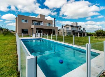Casa · 236m² · 5 Ambientes · Hermosa Casa Fondo Al Golf en Alquiler Temporal