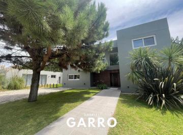Casa · 274m² · 5 Ambientes · 3 Cocheras · Hermosa Casa en Venta - Costa Esmeralda Barrio Privado.