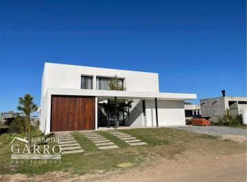 Casa · 258m² · 7 Ambientes · 1 Cochera · Casa en Venta Frente a La Laguna. Barrio Privado Costa Esmer