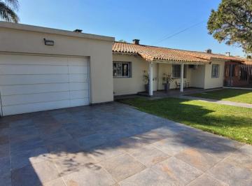 Casa · 227m² · 5 Ambientes · 4 Cocheras · Casa en Ciudad Evita - Venta - 3 Dorm. - Quincho - Pileta Climatizada