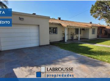 Casa · 227m² · 5 Ambientes · 4 Cocheras · Casa en Ciudad Evita - Venta - 3 Dorm. - Quincho - Pileta Climatizada