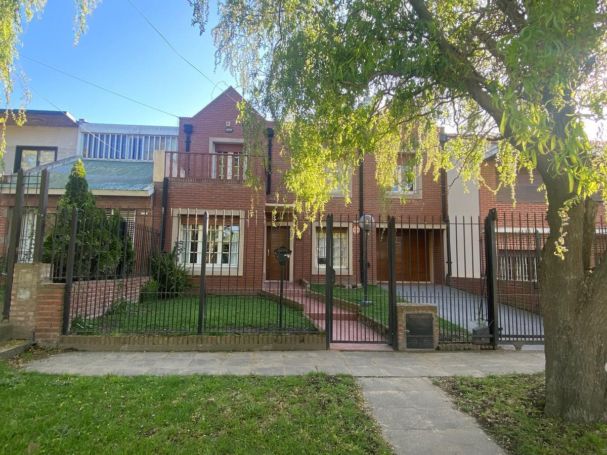 Chalet 4 dorm, 200m² con quincho y jardín — Colinas de Peralta Ramos