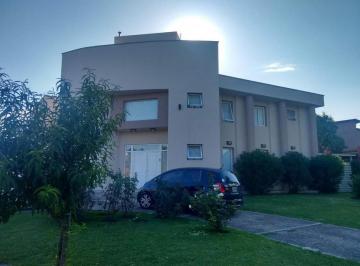 Casa · 381m² · 6 Ambientes · 3 Cocheras · Venta – Casa de 5 Dorm. con Pileta y Bodega en Los Soles de Valle Escondido