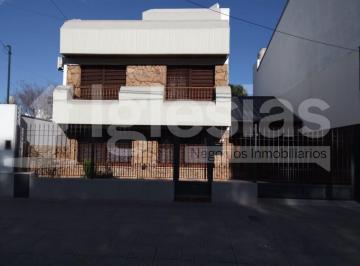 Casa de 5 ambientes, La Matanza · Muy Bonito Chalet Desarrollado en Dos Plantas Sobre Lote de 10 X 30 m.