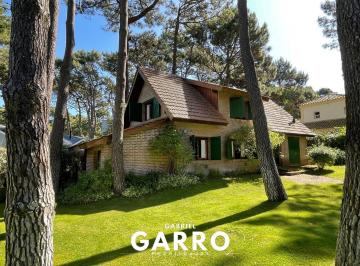 Casa · 120m² · 5 Ambientes · 5 Cocheras · Hermoso Chalet Tradicional a Cinco Cuadras del Mar