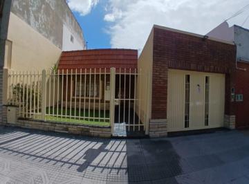 Casa de 4 ambientes, Tres de Febrero · Casa 4 Ambientes Garage Patio Fondo Libre Quincho