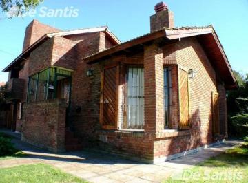 Casa · 151m² · 4 Ambientes · 1 Cochera · Chalet en Esquina a m de Av Mario Bravo