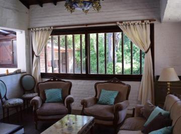 Casa · 175m² · 4 Ambientes · 1 Cochera · Hermoso Chalet 4 Ambientes en Esquina de Sol