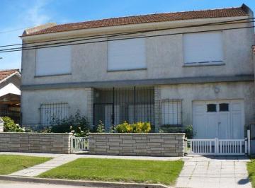 Casa · 209m² · 5 Ambientes · 1 Cochera · Inmueble en Block. 2 Departamentos y Lote