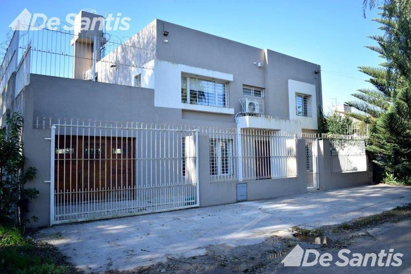 Chalet 5 amb, 375m² en Barrio El Jardín con garaje y amplio parque