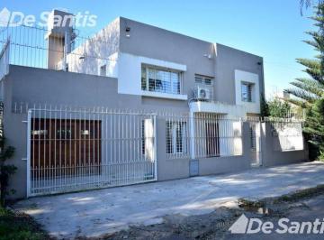 Casa · 235m² · 5 Ambientes · 1 Cochera · Moderno Chalet 5 Ambientes en Colinas Peralta Ramos
