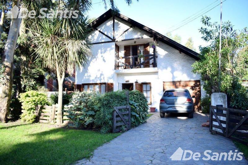 Chalet 4 ambientes sobre calle Las Margaritas -asfaltada-Cuenta con amplio living comedor