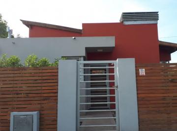 Casa · 115m² · 2 Dormitorios · 1 Cochera · Hermoso Chalet de Corte Moderno en Barrio Jardín de Peralta Ramos!