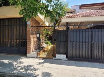 Casa de 5 ambientes, Lomas de Zamora · Venta PH Tipo Casa de 4 Ambientes con Garage, Fondo y Quincho en Banfield