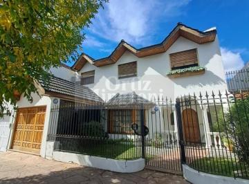 Casa · 241m² · 8 Ambientes · 2 Cocheras · Casa en Venta Ubicado en Lomas de Zamora, G. B. a. Zona Sur