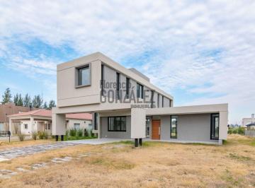 MPI-MPI-3789_2 · Hermosa Casa Sobre Lote de 700 m²
