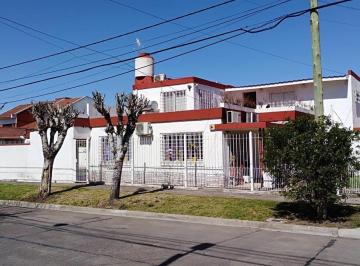 Casa · 210m² · 5 Ambientes · 1 Cochera · Venta Casa Castelar Norte