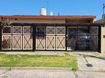 Casa · 140m² · 4 Ambientes · 2 Cocheras · Casa en Venta en Lote Propio