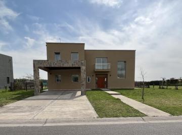 Casa de 4 ambientes con parque y piscina · Casa de 4 Ambientes con Parque y Piscina