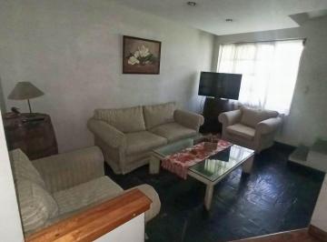 CASA DE 4 AMB. CON JARDIN Y COCHERA · Casa de 4 Amb. con Jardin y Cochera