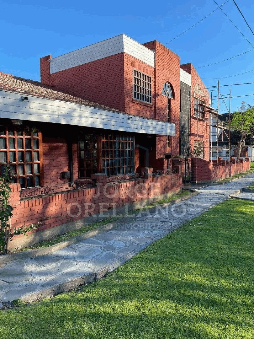 Excelente residencia con quincho y patio en Barrio Parque Luro