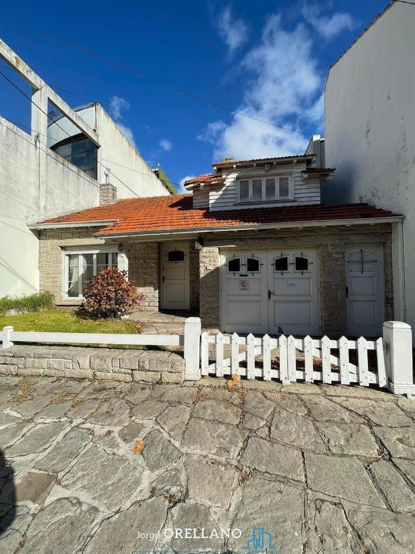 Chalet 7 amb, 293m² con patio y garaje — Plaza Peralta Ramos