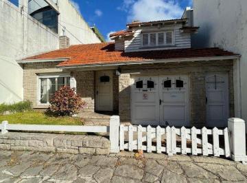 Casa · 200m² · 6 Dormitorios · 1 Cochera · Venta de Chalet 6 Dorm. con Patio y Cochera Mas Dpto 3 Ambientes a m de Av Independe