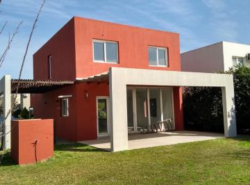 Casa · 145m² · 4 Ambientes · 2 Cocheras · Casa en Venta en El Hornero